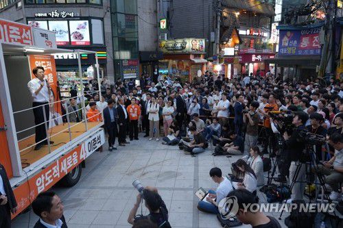 신촌에서 지지 호소하는 이준석 후보(서울=연합뉴스) 개혁신당 이준석 대선후보가 지난달 30일 서울 서대문구 현대백화점 유플렉스 신촌점 앞에서 열린 집중 유세에서 시민들에게 지지를 호소하고 있다. 2025.5.30 [개혁신당 제공. 재판매 및 DB 금지] photo@yna.co.kr