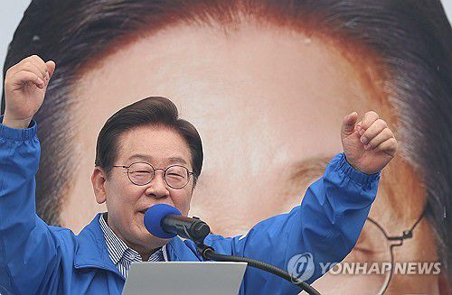 지지 호소하는 이재명 후보(서울=연합뉴스) 김도훈 기자 = 더불어민주당 이재명 대선 후보가 선거를 하루 앞둔 2일 서울 강북구 북서울꿈의숲 서문광장에서 시민들에게 지지를 호소하고 있다. 2025.6.2 superdoo82@yna.co.kr