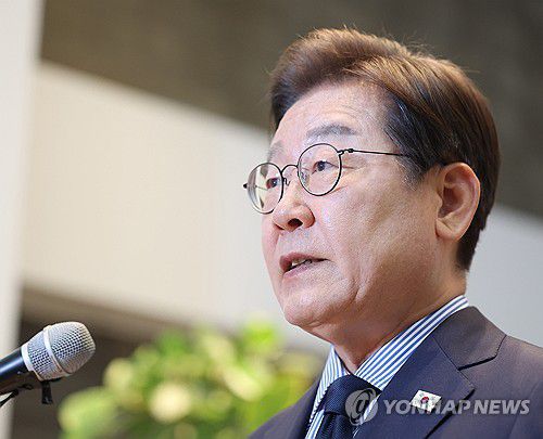 대선 D-1, 국민께 한 표 호소하는 이재명 후보(성남=연합뉴스) 김도훈 기자 = 더불어민주당 이재명 대선 후보가 2일 경기 성남시 수정구 성남주민교회에서 기자회견을 하고 있다. 2025.6.2 superdoo82@yna.co.kr