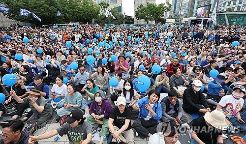 이재명 후보에게 환호하는 성남 시민들(성남=연합뉴스) 김도훈 기자 = 대통령 선거를 하루 앞둔 2일 경기 성남 분당 야탑광장에서 열린 더불어민주당 이재명 후보 집중유세를 찾은 시민들이 이 후보를 연호하며 환호하고 있다. 2025.6.2 [공동취재] superdoo82@yna.co.kr