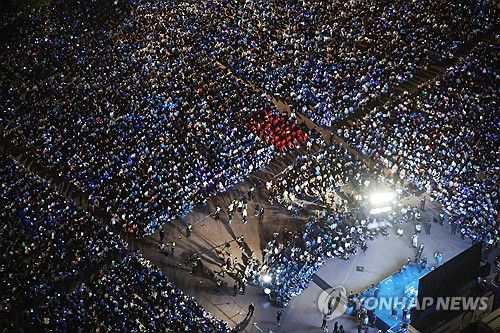 이재명 후보 집중유세에 응원봉 들고 환호하는 시민들(서울=연합뉴스) 김주성 기자 = 대선을 하루 앞둔 2일 서울 여의도공원 문화의마당에서 열린 더불어민주당 이재명 대선후보의 집중유세에 모인 시민들이 응원봉을 흔들며 환호하고 있다. 2025.6.2 [공동취재] utzza@yna.co.kr