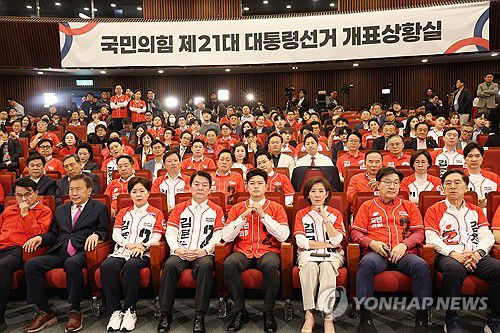 국민의힘 개표상황실은 지금(서울=연합뉴스) 박동주 기자 = 국민의힘 김용태 비상대책위원장, 안철수, 나경원 의원 등이 3일 서울 여의도 국회도서관에 마련된 국민의힘 제21대 대통령선거 개표상황실에서 방송사 출구조사 결과를 지켜보고 있다. 2025.6.3 [공동취재] pdj6635@yna.co.kr