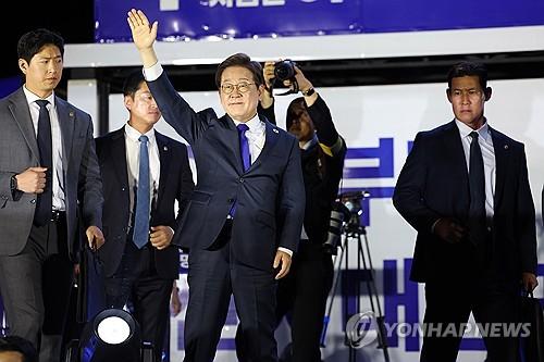 시민들에게 인사하는 이재명 후보(서울=연합뉴스) 김주성 기자 = 제21대 대통령 당선이 확실시되는 더불어민주당 이재명 대선 후보가 4일 서울 여의도 국회 인근에서 당 주최로 열린 국민개표방송 행사에 참석해 시민들을 향해 두 팔을 들어 인사하고 있다. 2025.6.4 [공동취재] utzza@yna.co.kr