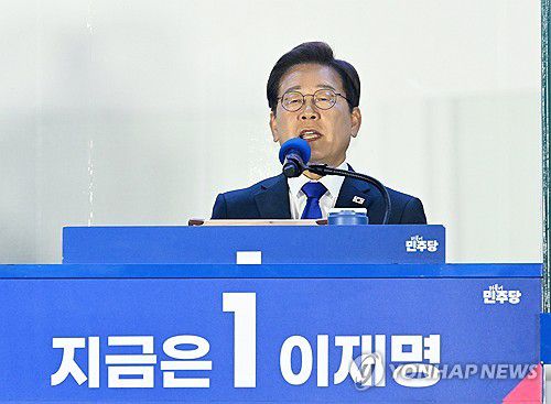 연설하는 이재명 후보(서울=연합뉴스) 김주성 기자 = 제21대 대통령 당선이 확실시되는 더불어민주당 이재명 대선 후보가 4일 서울 여의도 국회 인근에서 당 주최로 열린 국민개표방송 행사에 참석해 연설하고 있다. 2025.6.4 [공동취재] utzza@yna.co.kr