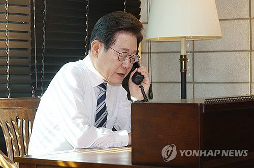 합참의장 군 통수권 이양 보고 받는 이재명 대통령(인천=연합뉴스) 한상균 기자 = 이재명 대통령이 4일 인천 계양구 사저에서 김명수 합참의장과 통화하며 군 통수권 이양 보고를 받고 있다. 2025.6.4 xyz@yna.co.kr