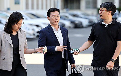 취재진 질문에 답변하는 임성근 전 사단장(대구=연합뉴스) 윤관식 기자 = 임성근 전 해병대 1사단장이 4일 대구지검에서 '해병대 채상병 순직 사건' 관련 소환 조사에 응하기 위해 출석하는 중 취재진 질문에 답변하고 있다. 2025.6.4 psik@yna.co.kr