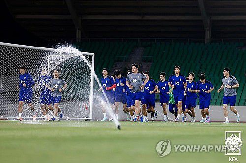 훈련하는 축구대표팀(서울=연합뉴스) 한국 축구대표팀이 3일(현지시간) 이라크 바스라 알 파이하 스타다움에서 훈련하고 있다. 축구대표팀은 6일 이라크를 상대로 2026 북중미 월드컵 아시아 3차 예선 B조 9차전을 치른다. 2025.6.4 [대한축구협회 제공. 재판매 및 DB 금지] photo@yna.co.kr