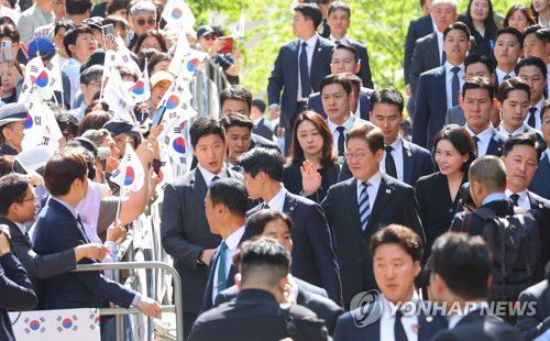 축하 속 자택 나서는 이재명 대통령 부부(인천=연합뉴스) 임순석 기자 = 이재명 대통령과 김혜경 여사가 4일 인천 계양구 자택을 나서며 주민들과 지지자들에게 인사하고 있다. 2025.6.4 soonseok02@yna.co.kr