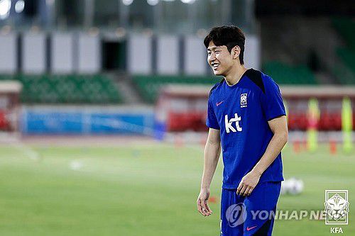 밝은 표정으로 훈련하는 이강인(서울=연합뉴스) 한국 축구대표팀 이강인이 3일(현지시간) 이라크 바스라 알 파이하 스타다움에서 훈련하고 있다. 축구대표팀은 6일 이라크를 상대로 2026 북중미 월드컵 아시아 3차 예선 B조 9차전을 치른다. 2025.6.4 [대한축구협회 제공. 재판매 및 DB 금지] photo@yna.co.kr