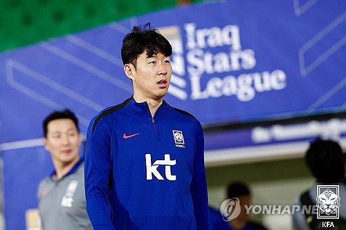 훈련하는 손흥민(서울=연합뉴스) 한국 축구대표팀 손흥민이 3일(현지시간) 이라크 바스라 알 파이하 스타다움에서 열린 훈련에 참여하고 있다. 축구대표팀은 6일 이라크를 상대로 2026 북중미 월드컵 아시아 3차 예선 B조 9차전을 치른다. 2025.6.4 [대한축구협회 제공. 재판매 및 DB 금지] photo@yna.co.kr