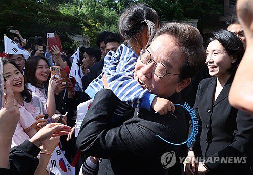 이재명 대통령, 어린이와 함께(인천=연합뉴스) 한상균 기자 = 이재명 대통령이 4일 인천 계양구 사저에서 공식 일정을 위해 출발하며 한 어린이를 안아주고 있다. 2025.6.4 xyz@yna.co.kr