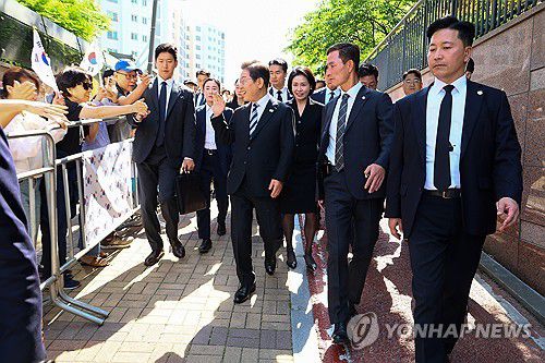 이재명 대통령, 공식 일정 위해 사저 출발(인천=연합뉴스) 한상균 기자 = 이재명 대통령이 4일 공식 일정을 위해 인천 계양구 사저를 출발하며 주민, 지지자와 인사하고 있다. 2025.6.4 xyz@yna.co.kr