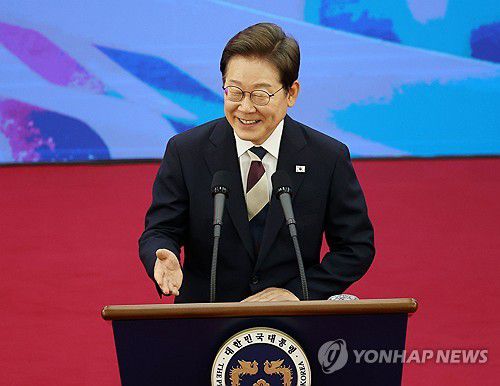 밝은 표정의 이재명 대통령(서울=연합뉴스) 이재명 대통령이 4일 서울 여의도 국회에서 열린 제21대 대통령 취임선서식에서 취임 연설을 하고 있다. 2025.6.4 [국회사진기자단] photo@yna.co.kr