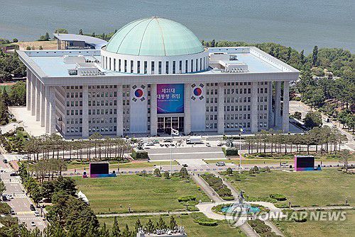 국회에 걸린 제21대 대통령 취임 현수막(서울=연합뉴스) 김인철 기자 = 이재명 대통령이 공식 취임한 4일 서울 영등포구 여의도 국회의사당 입구 외벽에 제21대 대통령 취임 현수막이 설치돼 있다. 2025.6.4 yatoya@yna.co.kr