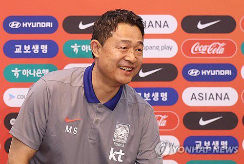 밝게 웃는 이민성 U-22 축구대표팀 감독(원주=연합뉴스) 양지웅 기자 = 이민성 대한민국 22세 이하(U-22) 축구대표팀 감독이 4일 강원 원주시 인터불고 호텔에서 열린 취임 기자회견에서 밝게 웃고 있다. 2025.6.4 yangdoo@yna.co.kr