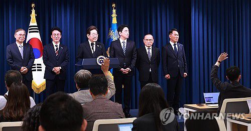 취재진 질문 받는 이재명 대통령(서울=연합뉴스) 홍해인 기자 = 이재명 대통령이 4일 서울 용산 대통령실 청사에서 열린 새 정부 첫 인사 발표를 마친 뒤 질문을 하고 있다. 2025.6.4 hihong@yna.co.kr