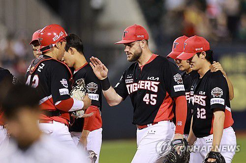 KIA, 두산 상대로 위닝시리즈 확보(서울=연합뉴스) 신현우 기자 = 4일 서울 잠실야구장에서 열린 프로야구 2025 신한 SOL 뱅크 KBO리그 KIA 타이거즈와 두산 베어스의 경기.     8-3으로 승리한 KIA 선수들이 기뻐하고 있다.  2025.6.4 nowwego@yna.co.kr