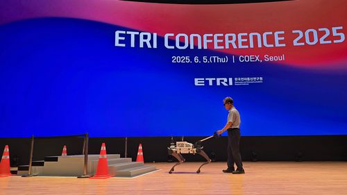 시각장애인 안내로봇 '에디' 선보이는 방승찬 ETRI 원장[ETRI 제공. 재판매 및 DB 금지]