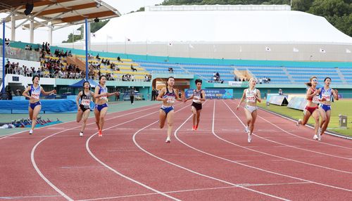 이은빈, KBS배 여자 100ｍ 우승(서울=연합뉴스) 이은빈(왼쪽 네 번째)이 5일 경북 예천스타디움에서 열린 제53회 KBS배 전국육상경기대회 여자 일반부 100ｍ 결선에서 가장 먼저 결승선을 통과하고 있다. [대한육상연맹 제공. 재판매 및 DB금지]