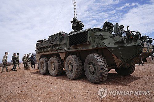 국경에 배치된 미 육군 M1126 스트라이커 장갑차[AP=연합뉴스 자료사진. 재판매 및 DB 금지]