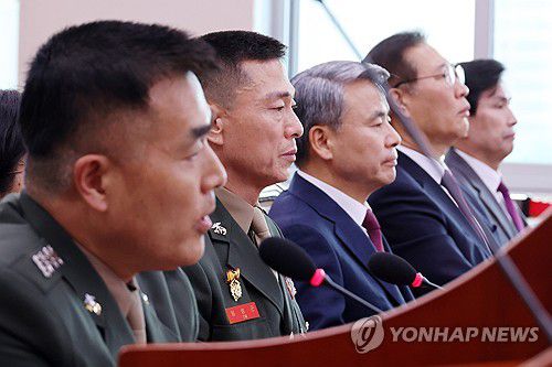 '채상병 특검법' 증인들(서울=연합뉴스) 김주성 기자 = 이종섭 전 국방부 장관과 임성근 전 해병대 1사단장이 21일 오전 국회 법제사법위원회에서 열린 '순직 해병 진상규명 방해 및 사건은폐 등의 진상규명을 위한 특별검사 임명법'(채상병특검법)에 대한 입법청문회에서 박정훈 전 해병대 수사단장의 증언을 듣고 있다. 2024.6.21 utzza@yna.co.kr