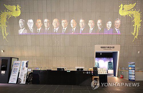 대통령 기록 전시관(세종=연합뉴스) 배재만 기자 = 윤석열 전 대통령 파면에 따라 현 정부의 대통령기록물 이관을 위한 현장 점검이 시작됐다. 10일 세종시 대통령기록관 내 대통령기록 전시관 모습. 2025.4.10 scoop@yna.co.kr