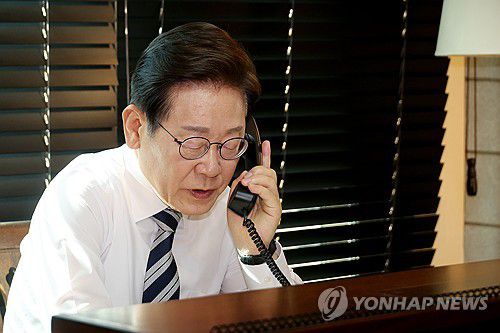 이재명 대통령, 합참의장과 통화(인천=연합뉴스) 한상균 기자 = 이재명 대통령이 4일 인천 계양구 사저에서 김명수 합참의장과 전화 통화하며 군 통수권 이양 보고를 받고 있다. 2025.6.4 xyz@yna.co.kr