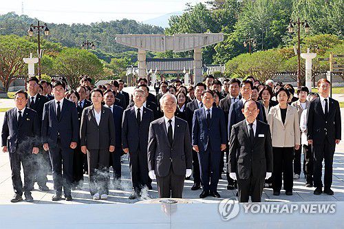 5ㆍ18묘지 참배하는 민주당 광주선대위(광주=연합뉴스) 조남수 기자 = 5일 오전 광주 북구 국립5ㆍ18민주묘지에서 더불어민주당 광주 선대위 구성원과 민주당 소속 선출직 공직자들이 대선 승리 기념 참배하고 있다. 2025.6.5 iso64@yna.co.kr