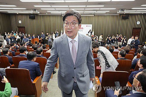 국민의힘 권성동 원내대표직 사퇴 선언(서울=연합뉴스) 류영석 기자 = 국민의힘 권성동 원내대표가 5일 서울 여의도 국회에서 열린 의원총회에서 사퇴 의사를 밝힌 뒤 회의장을 나서고 있다. 2025.6.5 ondol@yna.co.kr