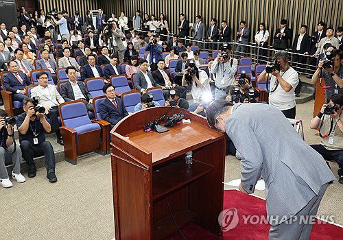 국힘 원내대표 사퇴한 권성동(서울=연합뉴스) 박동주 기자 = 국민의힘 권성동 원내대표가 5일 서울 여의도 국회에서 열린 의원총회에서 발언을 마친 뒤 고개숙여 인사하고 있다. 2025.6.5 pdj6635@yna.co.kr