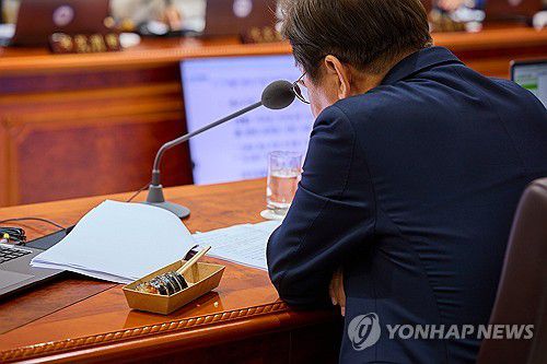 이재명 대통령, '김밥 오찬' 국무회의(서울=연합뉴스) 이재명 대통령이 5일 서울 용산 대통령실 청사에서 김밥으로 점심을 먹으며 국무회의를 이어가고 있다. 2025.6.5 [대통령실 제공. 재판매 및 DB 금지] photo@yna.co.kr