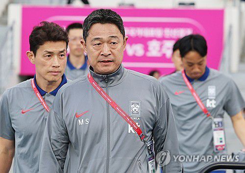 경기장 들어서는 이민성 감독(용인=연합뉴스) 홍기원 기자 = 5일 경기도 용인미르스타디움에서 열린 U-22 축구 국가대표팀 친선전 대한민국과 호주의 경기. 한국 이민성 감독이 경기장에 들어서고 있다. 2025.6.5 xanadu@yna.co.kr