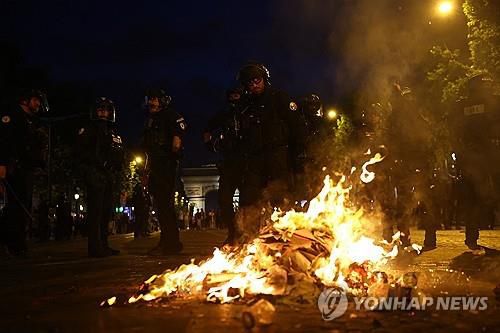 PSG-인터밀란 경기가 열린 지난달 31일 밤 샹젤리제 거리 모습[로이터 연합뉴스 자료사진. 재판매 및 DB 금지]