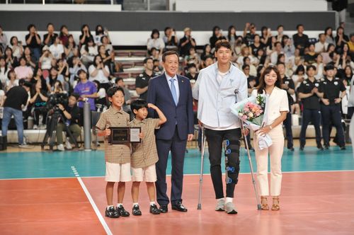 은퇴식 참석한 문성민문성민(오른쪽에서 두 번째)이 6일 천안 유관순체육관에서 열린 한국 남자대표팀과 네덜란드의 평가전을 앞두고 열린 자신의 국가대표 은퇴식에서 가족들과 기념 사진을 찍고 있다. 왼쪽에서 세 번째는 오한남 대한배구협회장.  2025.6.6 [대한배구협회 제공. 재배포 및 DB 금지]
