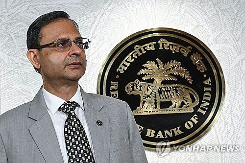 인도 금리 인하(뭄바이 AFP=연합뉴스) 산제이 말호트라 인도중앙은행 총재가 6일 통화정책회의 후 뭄바이 인도중앙은행 본부에서 기자회견을 하고 있다. 2025.6.6. photo@yna.co.kr