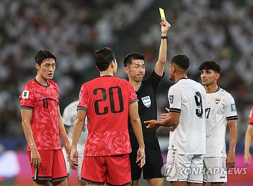 옐로카드 내미는 주심, 이 카드는 비디오판독 뒤 레드카드로 바뀌었다.[로이터=연합뉴스]