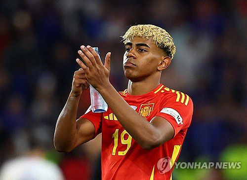 승리를 축하하는 스페인의 골잡이 라민 야말[로이터=연합뉴스]