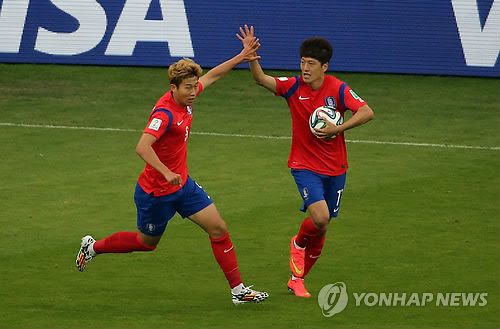 <월드컵2014> 손흥민 추격골 환호(포르투알레그리=연합뉴스) 전수영 기자 = 손흥민이 23일(한국시간) 브라질 포르투알레그리의 베이라히우 주경기장에서 열린 2014 브라질 월드컵 조별리그 H조 알제리와의 2차전 0-3으로 뒤지던 후반 5분 추격골을 넣은뒤 이청용과 하이파이브 하고 있다. 손흥민의 득점은 한국 축구가 월드컵 무대에서 따낸 역대 통산 30호골로 기록됐다. 2014.6.23 swimer@yna.co.kr