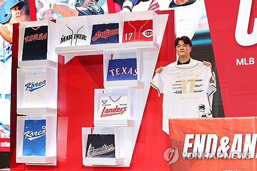 추신수 은퇴 기념 유니폼 사인 세리머니(인천=연합뉴스) 임순석 기자 = 프로야구 SSG 랜더스 추신수가 7일 오후 인천 연수구 경원재 앰버서더 인천에서 열린 은퇴 기자회견에서 은퇴 기념 사인한 유니폼을 들어 보이고 있다. 2024.11.7 soonseok02@yna.co.kr