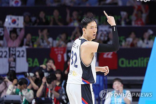 3점 넣는 빅맨(고양=연합뉴스) 임병식 기자 = 24일 고양소노아레나에서 열린 2025 국제농구연맹(FIBA) 아시아컵 예선 4차전 한국과 호주의 경기에서 한국 이종현(정관장)이 3점슛을 성공한 뒤 백코트하고 있다. 2024.11.24 andphotodo@yna.co.kr