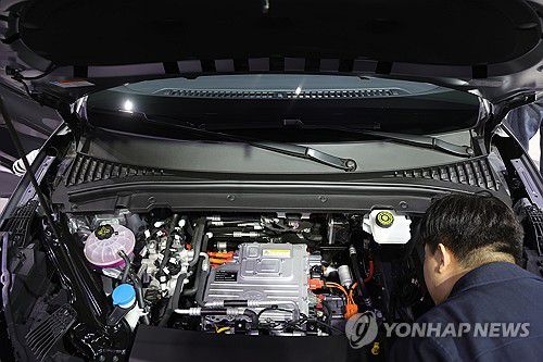 BYD에 쏠린 관심(고양=연합뉴스) 임병식 기자 = 4일 오전 경기도 고양시 킨텍스에서 열린 2025 서울모빌리티쇼 개막식에서 관람객이 중국 전기차 업체 비야디(BYD) 차량 보닛 내부를 살펴 보고 있다. 2025.4.4 andphotodo@yna.co.kr