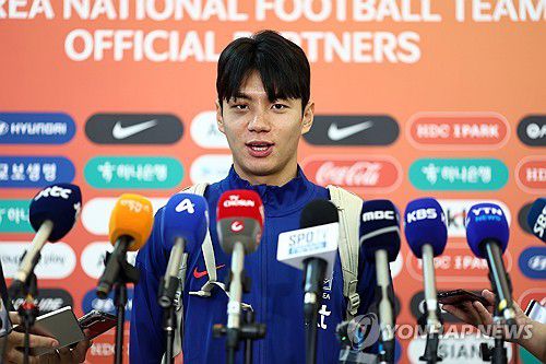 인터뷰하는 전진우(영종도=연합뉴스) 윤동진 기자 = 대한민국 축구대표 전진우가 2일 인천국제공항 제1터미널을 통해 이라크로 출국하기에 앞서 인터뷰하고 있다. 2025.6.2 mon@yna.co.kr