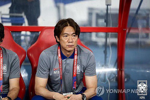 경기 지켜보는 홍명보 감독(서울=연합뉴스) 6일(한국시간) 이라크 바스라국제경기장에서 열린 2026 FIFA 북중미 월드컵 3차예선 한국 대 이라크의 경기. 홍명보 감독이 경기를 지켜보고 있다. 2025.6.6 [대한축구협회 제공. 재판매 및 DB 금지] photo@yna.co.kr