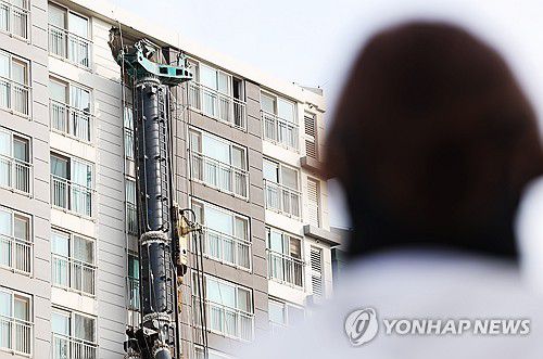 아파트로 넘어진 천공기(용인=연합뉴스) 홍기원 기자 = 6일 경기도 용인시 기흥구 서천동 인덕원~동탄 복선전철 공사 현장에서 중장비인 천공기(지반을 뚫는 건설기계)가 넘어져 인근 아파트 건물 벽면에 기댄 모습으로 쓰러져 있다.     지난 5일 오후 10시 13분께 발생한 이 사고로 인한 인명 피해는 없었다. 2025.6.6 xanadu@yna.co.kr