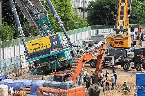 쓰러진 천공기 살펴보는 관계자들(용인=연합뉴스) 홍기원 기자 = 6일 경기도 용인시 기흥구 서천동 인덕원~동탄 복선전철 공사 현장에서 관계자들이 인근 아파트로 쓰러진 천공기(지반을 뚫는 건설기계)를 살펴보고 있다.     지난 5일 오후 10시 13분께 발생한 이 사고로 인한 인명 피해는 없었다. 2025.6.6 xanadu@yna.co.kr