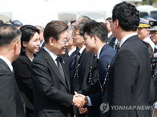 인사하는 이재명 대통령과 김용태 비대위원장(서울=연합뉴스) 홍해인 기자 = 이재명 대통령과 국민의힘 김용태 비상대책위원장이 6일 서울 동작구 국립서울현충원에서 열린 70회 현충일 추념식에 참석해 인사하고 있다. 2025.6.6 [대통령실통신사진기자단] hihong@yna.co.kr