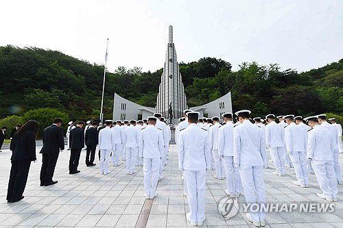 진해 해군 지휘관 충혼탑 참배(창원=연합뉴스) 제70주년 현충일인 6일 오전 경남 창원시 진해구 풍호공원 충혼탑에서 김경률 해군사관학교장 등 진해 해군 지휘관, 주임원사, 군무원 등이 순국선열과 호국영령에 묵념하고 있다. 2025.6.6 [해군 제공. 재판매 및 DB 금지] image@yna.co.kr