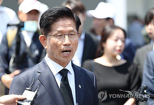 입장 밝히는 김문수 전 대선후보(서울=연합뉴스) 김성민 기자 = 국민의힘 김문수 전 대선후보가 6일 서울 동작구 국립서울현충원을 찾아 참배를 마친 후 입장을 밝히고 있다. 2025.6.6 ksm7976@yna.co.kr