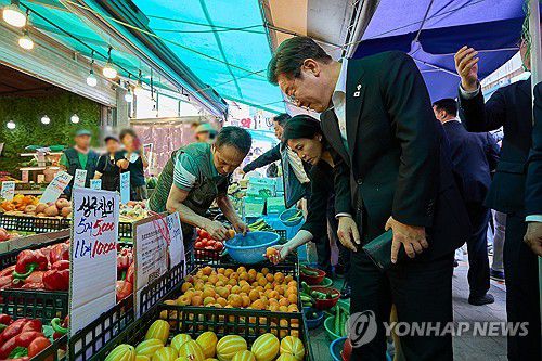 이재명 대통령 부부 전통시장 방문(서울=연합뉴스) 이재명 대통령과 김혜경 여사가 6일 서울 동작구 남성시장을 방문해 과일을 고르고 있다. 2025.6.6 [대통령실 제공. 재판매 및 DB 금지] photo@yna.co.kr