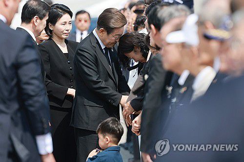초청 유족 위로하는 이재명 대통령(서울=연합뉴스) 홍해인 기자 = 이재명 대통령이 6일 서울 동작구 국립서울현충원에서 열린 70회 현충일 추념식에 입장하며 한 유족을 위로하고 있다.      이 대통령은 이날 현충일 추념식에 고(故) 박진우 중령, 고 이태훈 소령, 고 윤동규 상사, 고 강신원 상사의 유족과 2023년 12월 서귀포 감귤창고 화재 현장에서 순직한 고 임성철 소방장의 유족을 초청했다. 2025.6.6 [대통령실통신사진기자단] hihong@yna.co.kr
